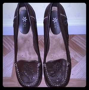 Ladies leather closed toe slip on shoes .